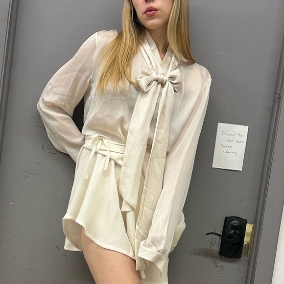 Valentino Ivory White Silk Long Sleeve Bow Tie Blouse - Picture 3 of 9